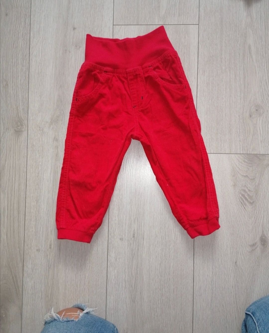 Czerwone spodnie dla chłopca na święta sesja rozmiar 80