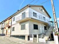 Apartamento com 2 pisos (1º andar + sótão), localizada em Real.