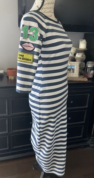 Sukienka midi w paski S naszywki dekolt na plecach