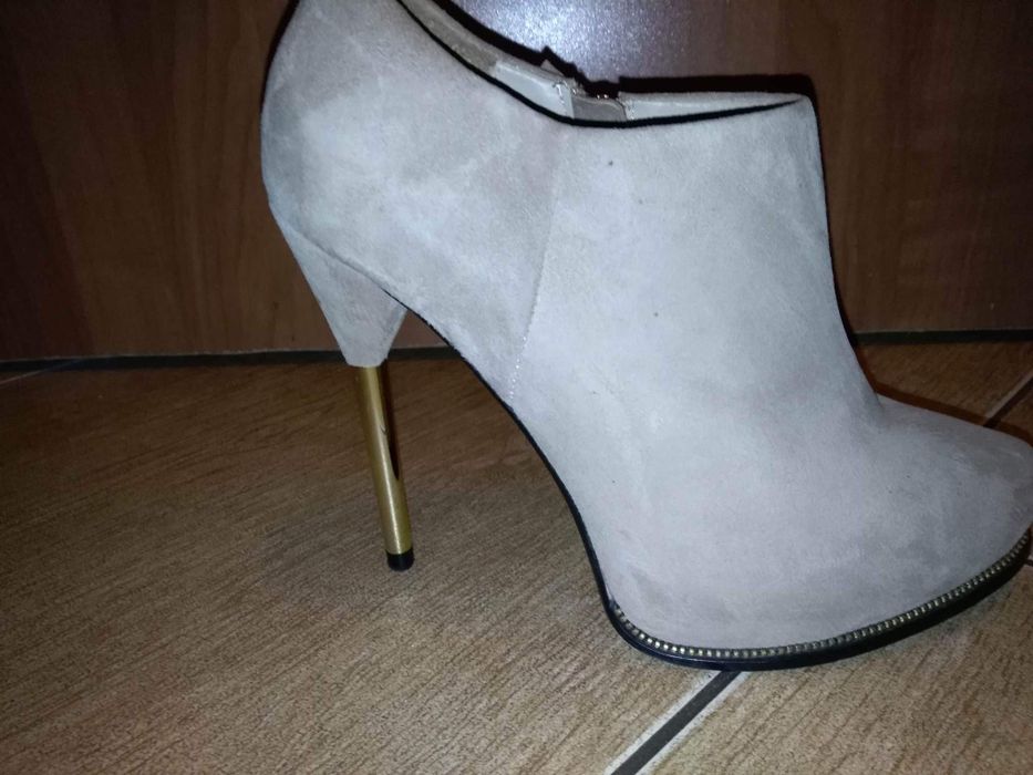 Botki, szpilki zamszowe firmy ZARA na złotym obcasie