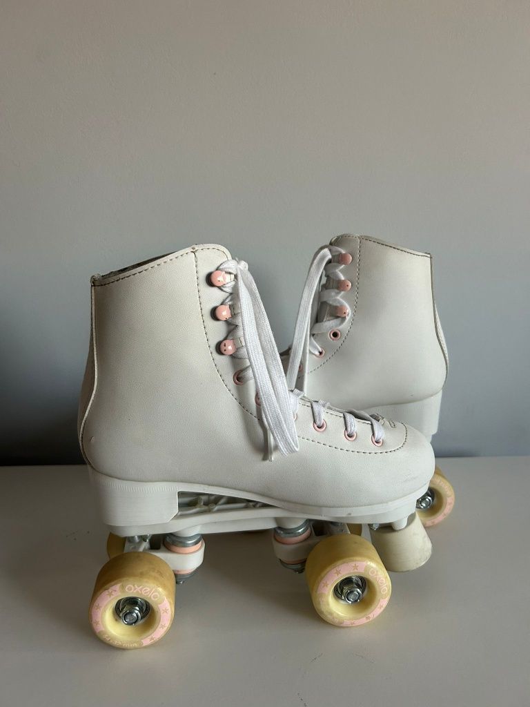 Patins brancos com detalhe rosa