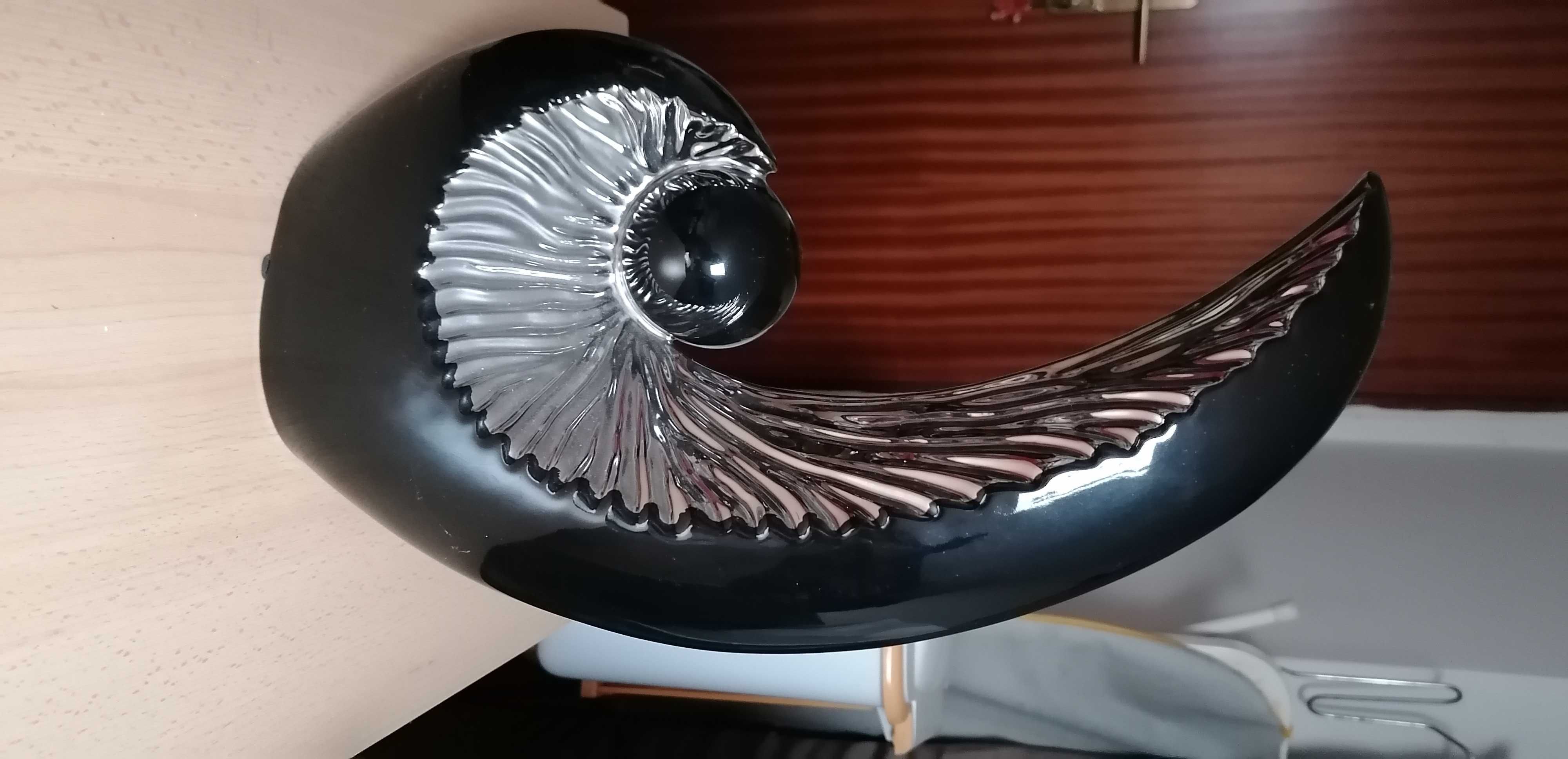 Peça decorativa preta e prateada