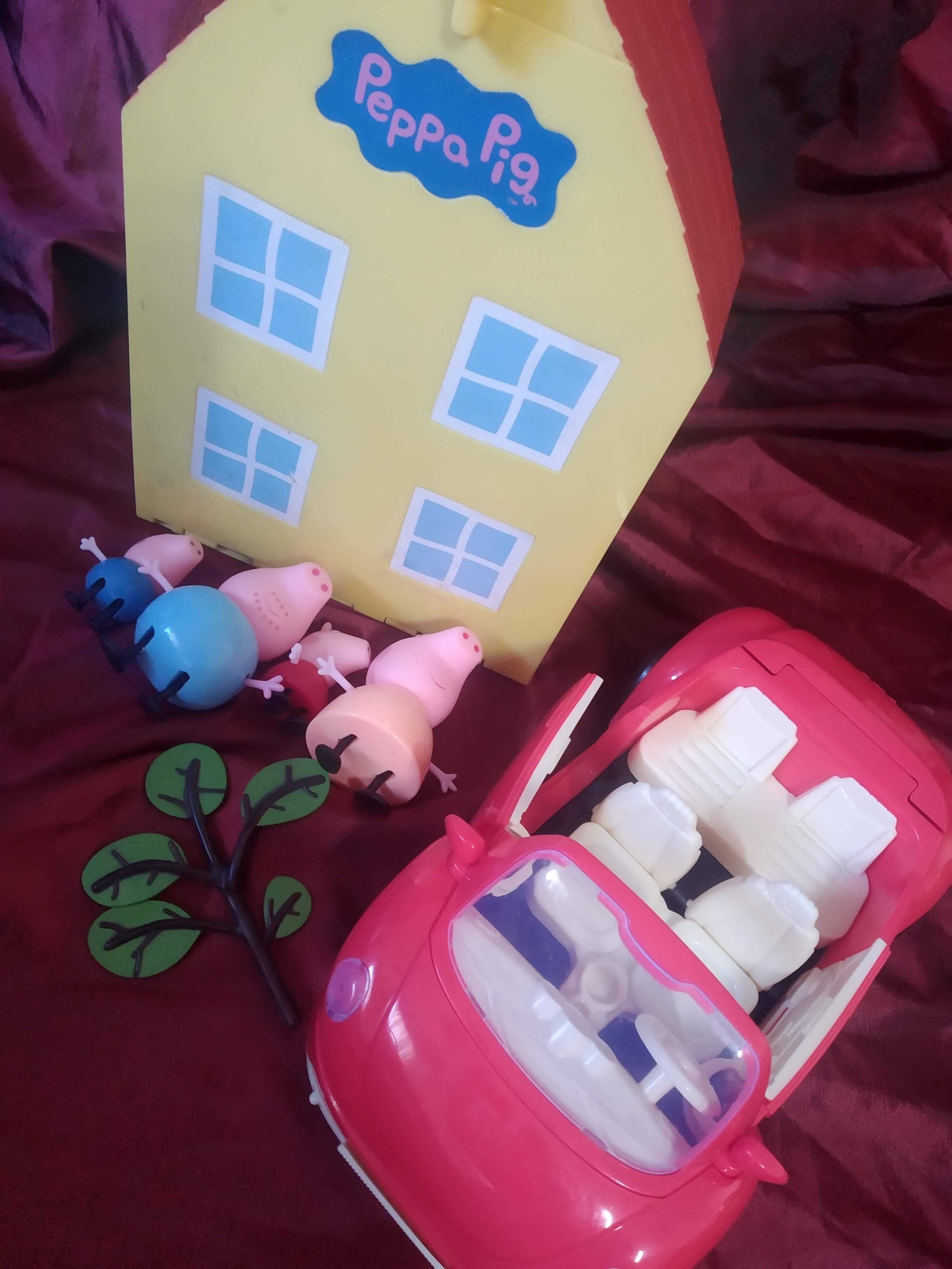 Set Divertido Carro Descapotável com mala e casa com Família Peppa Pig