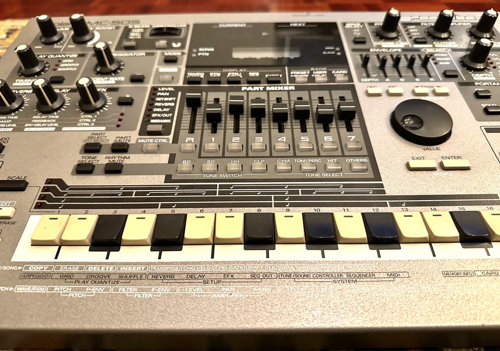 Roland MC 505 groovebox