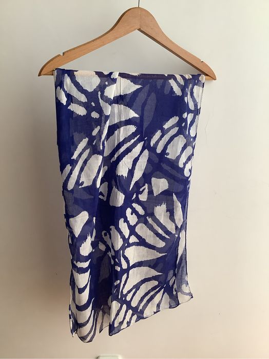 Echarpe azul e branca