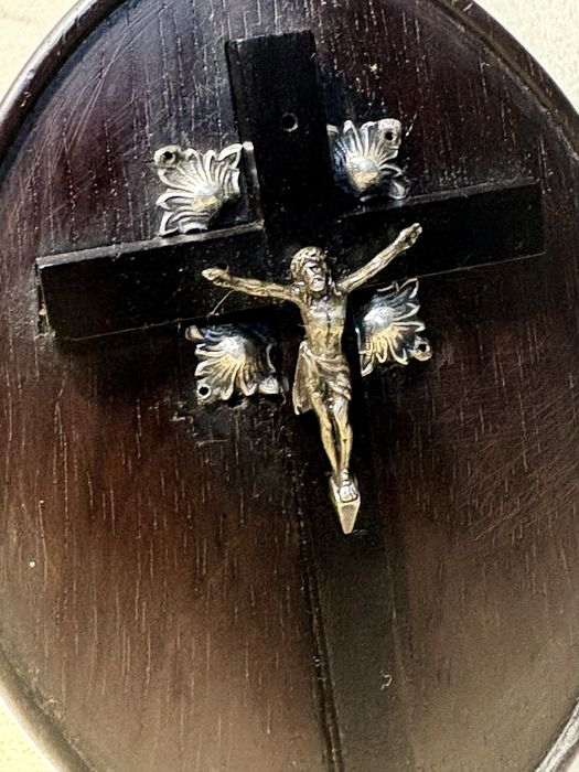 Antigo pequeno altar crucifíxo em Pau Santo e Prata portuguesa Javali