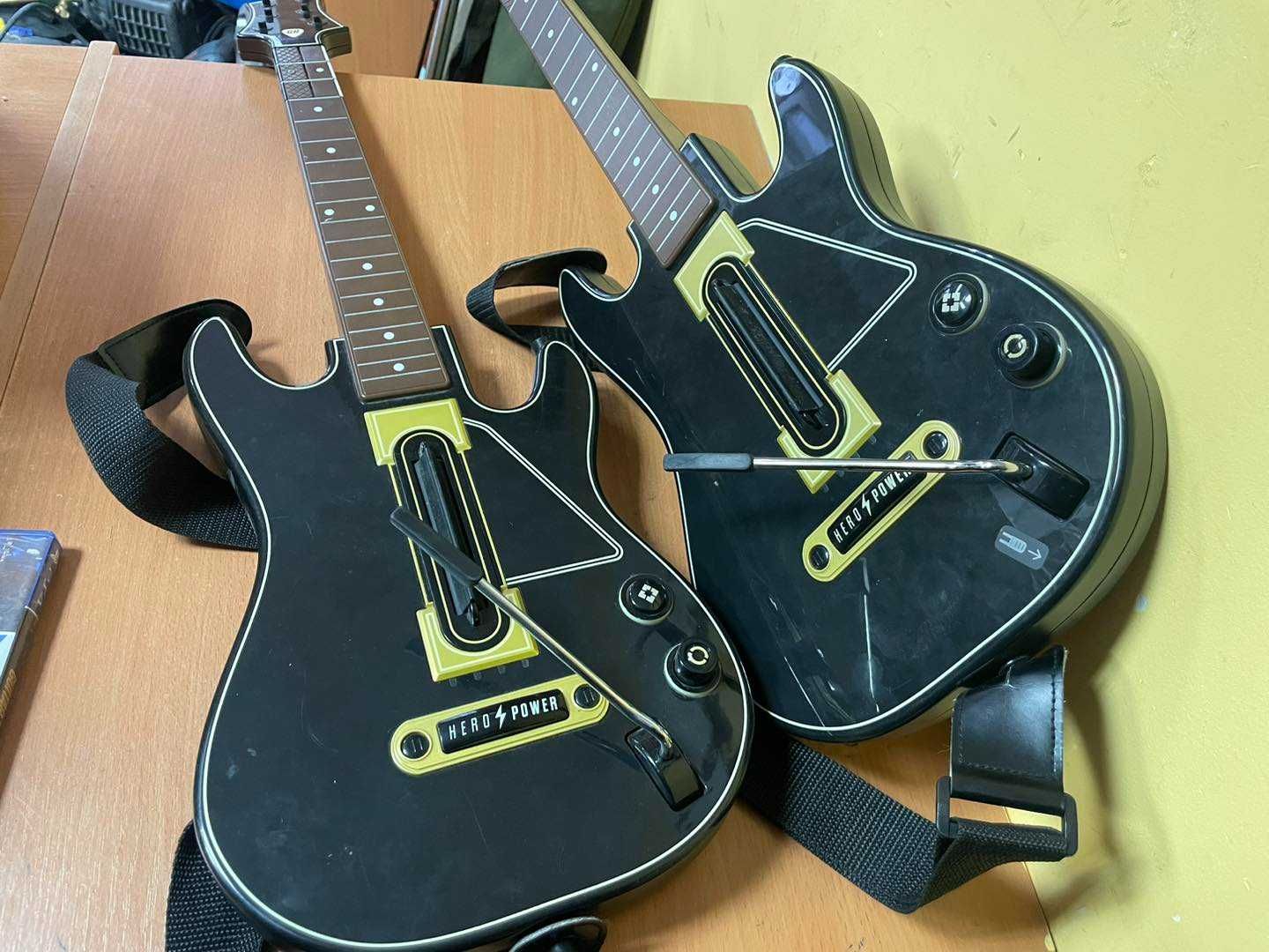 Zestaw do PlayStation 4 GUITAR HERO LIVE z 2 Gitarami
