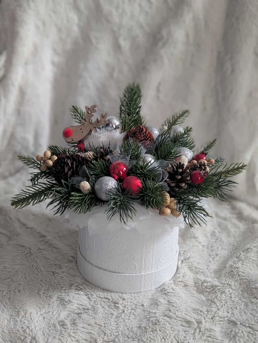 Świąteczny box stroik z reniferem rękodzieło biel czerwień srebro