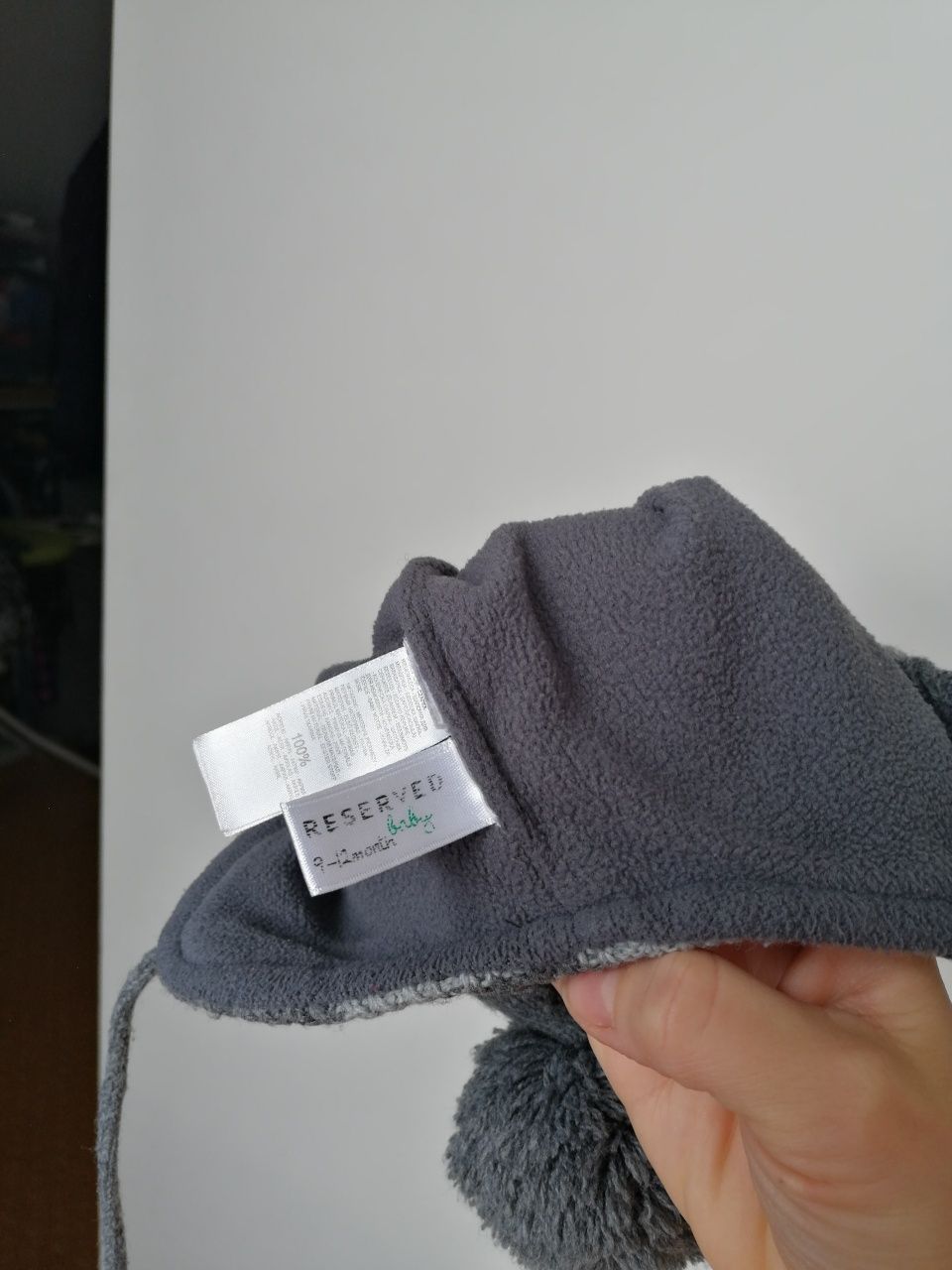 Czapka zimowa Reserved r. 9-12 m-cy Szara z pomponem na polarze