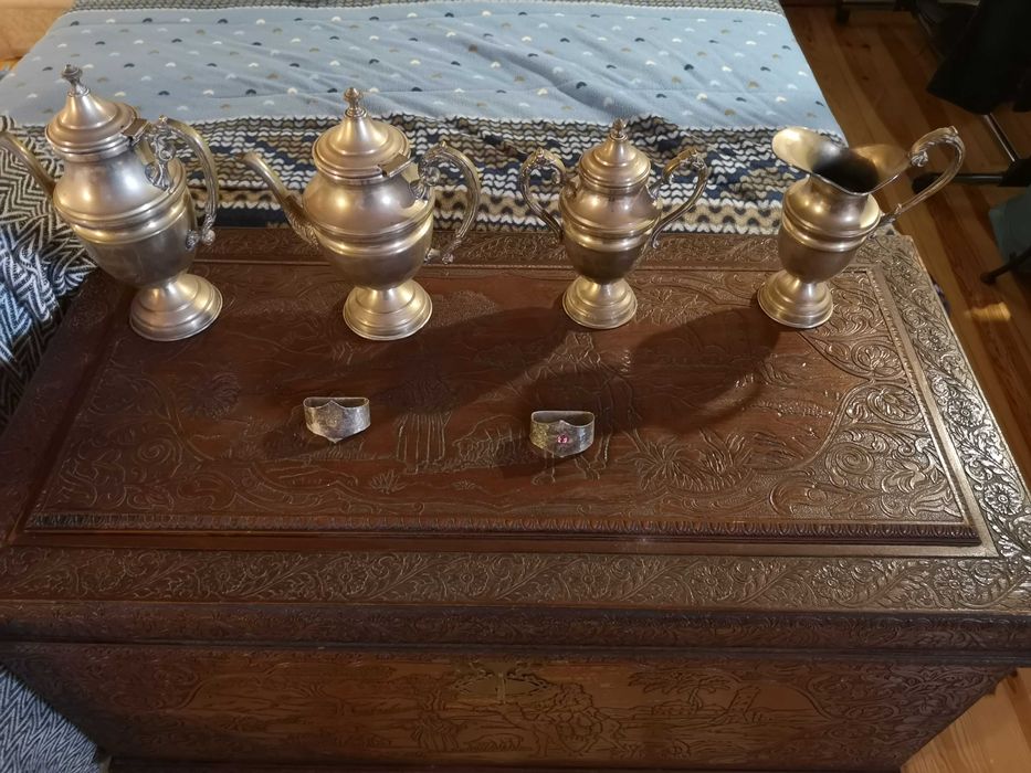 Conjunto de chá e café em metal antigo. Bule de chá, bule de café.