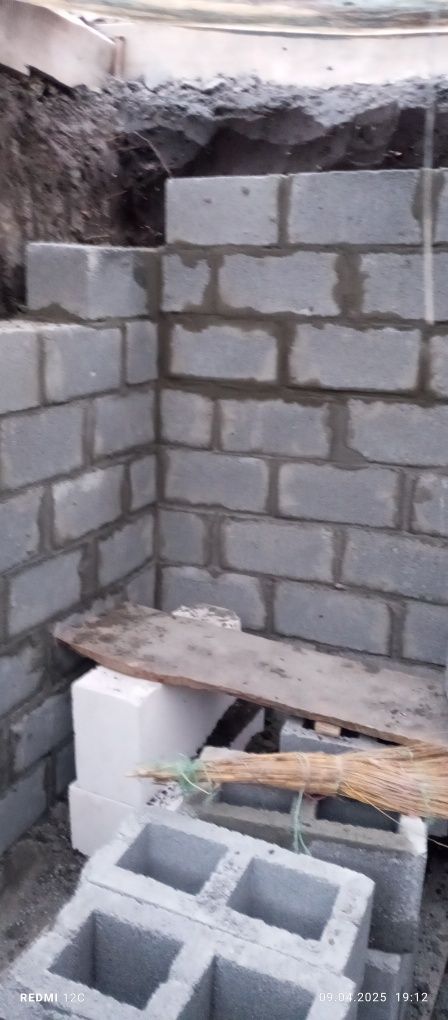 Земляние  роботи вручну. Бетоні роботи кладка, стяжка фундамент.