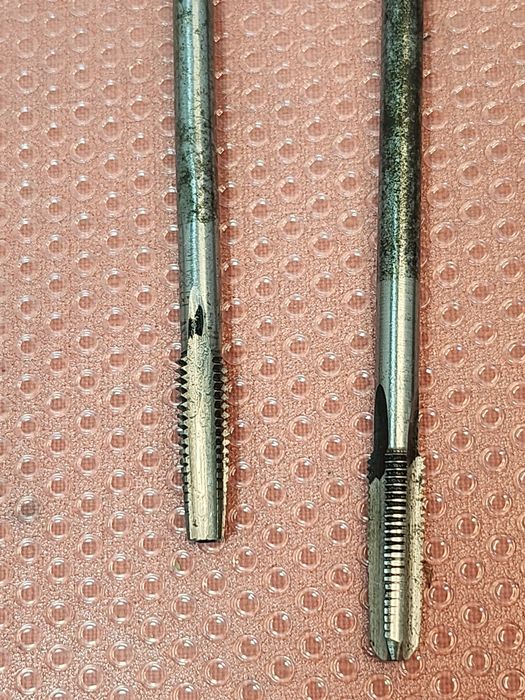 Stare narzędzia warsztatowe gwintowniki długie