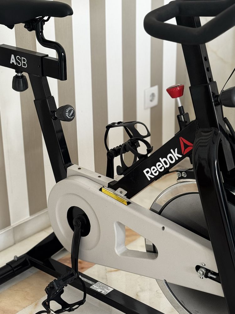 Bicicleta Reebok estática muito robusta
