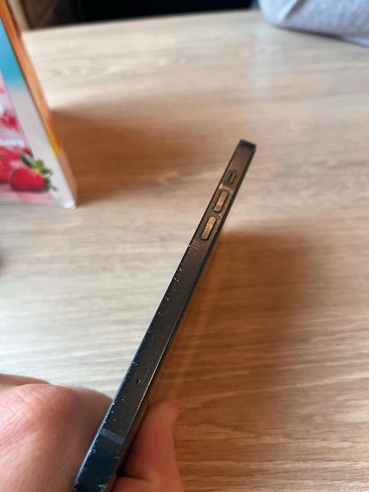 Iphone 13 black.