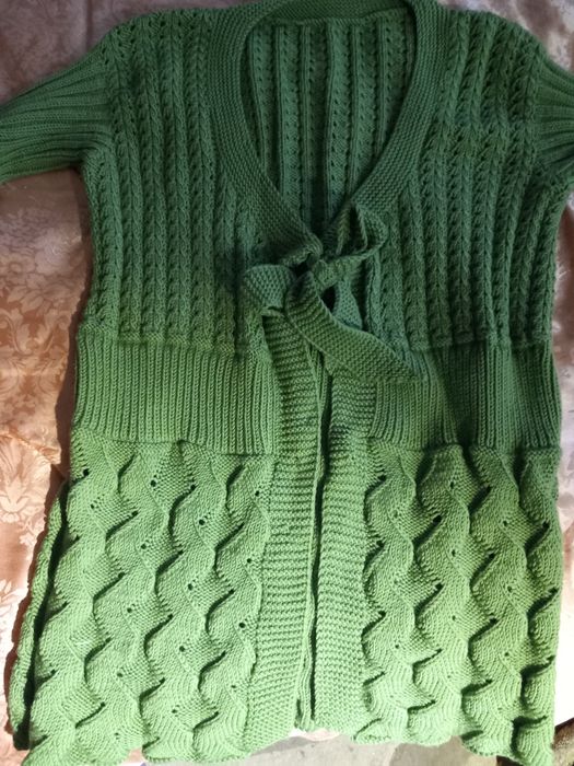 Жіноча жилетка ручної вязки