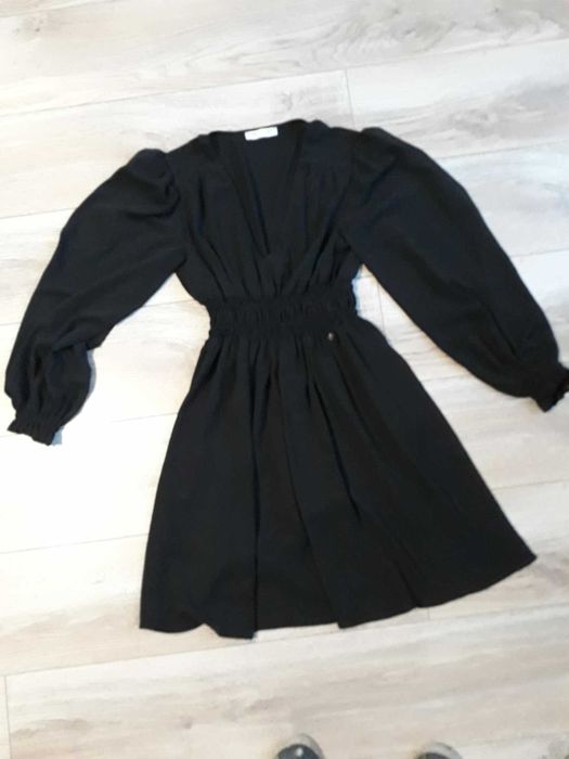 Sukienka czarna z dekoltem
