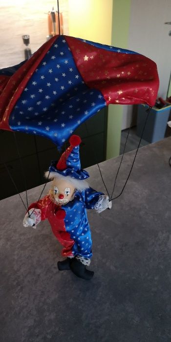 Lalka klaun zwisający na sznurkach