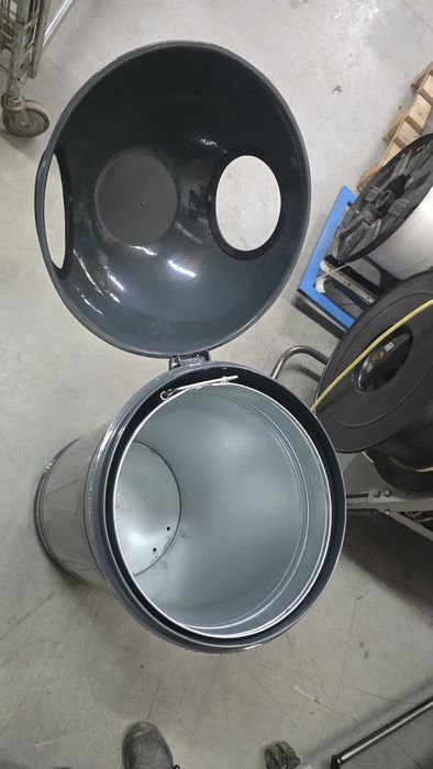 Pojemnik na śmieci, Kosz!