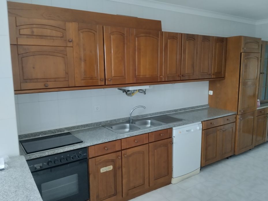 Vendo mobília de cozinha em madeira, preço 600€