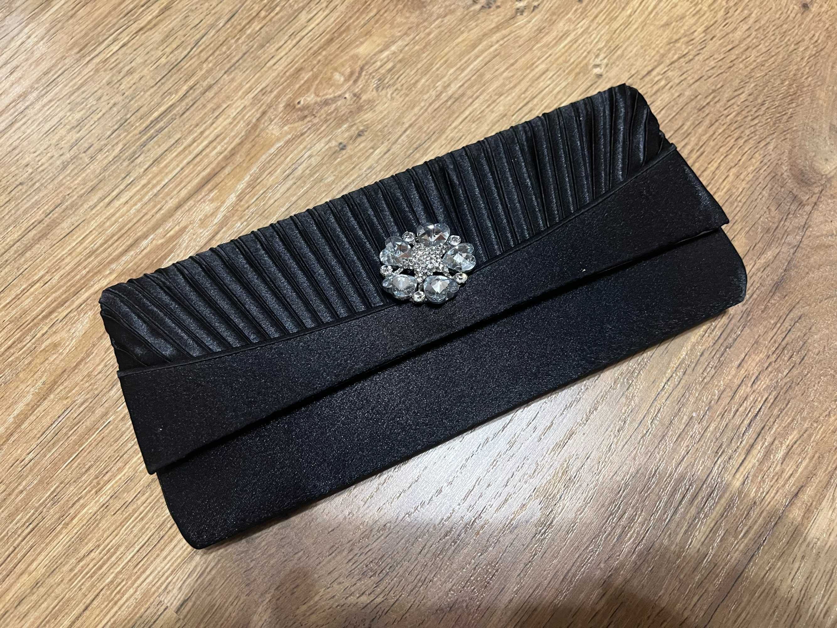 Женская сумка клатч черного атласного цвета с брошью