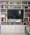 Biblioteca branca sob medida
