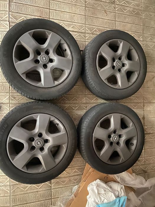Vendo 4 jantes de ferro com tampões para Opel Vectra C com 4 pneus