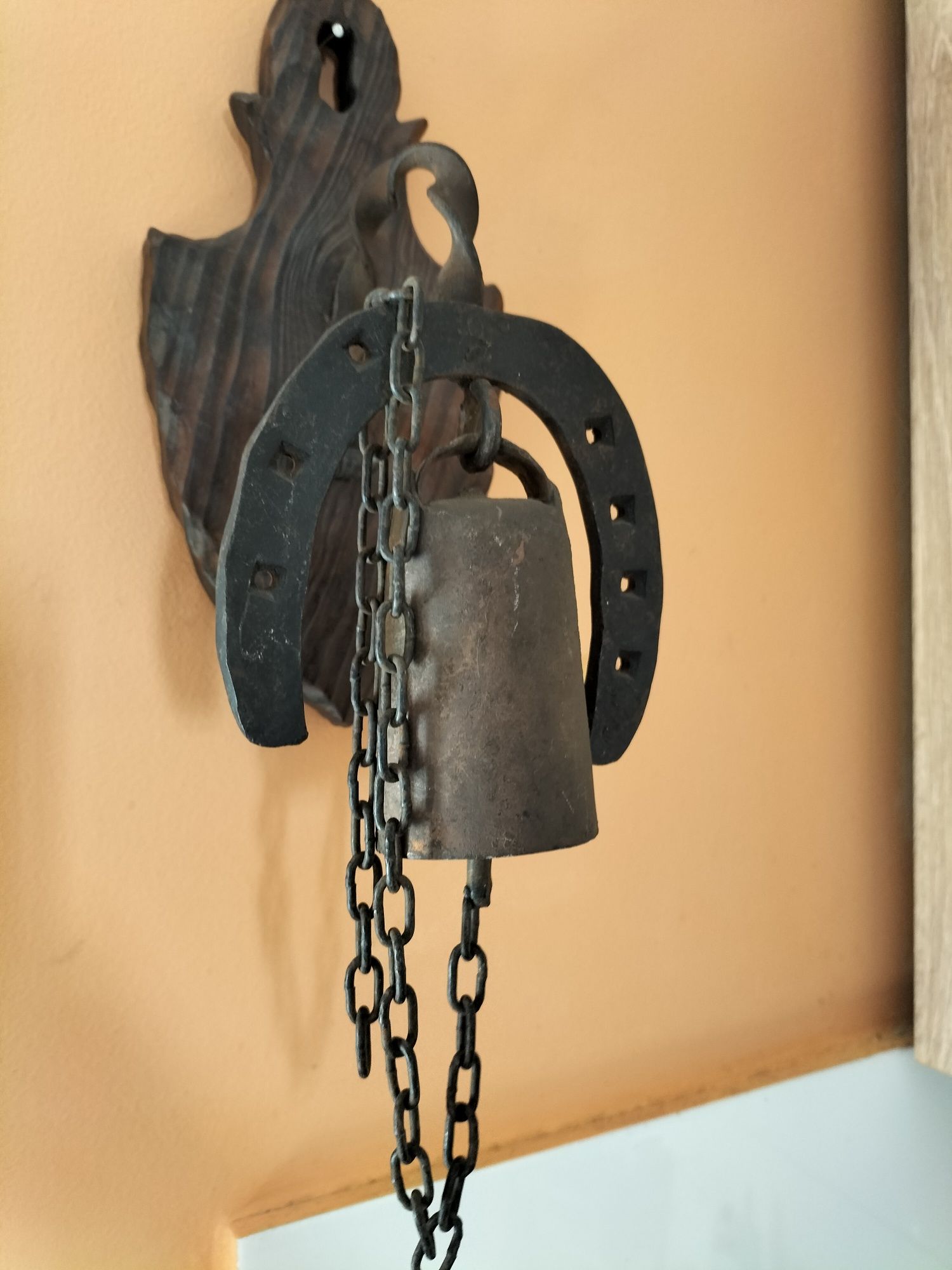 Dzwonek na drewnianej podstawie z  podkową stary wiszący