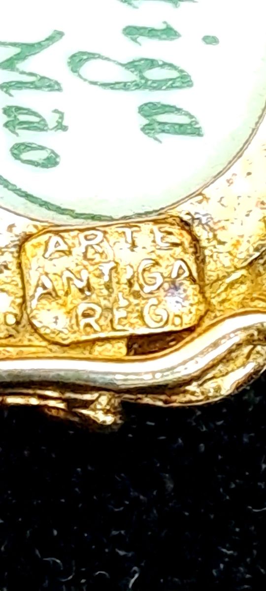 Alfinete em prata dourada.