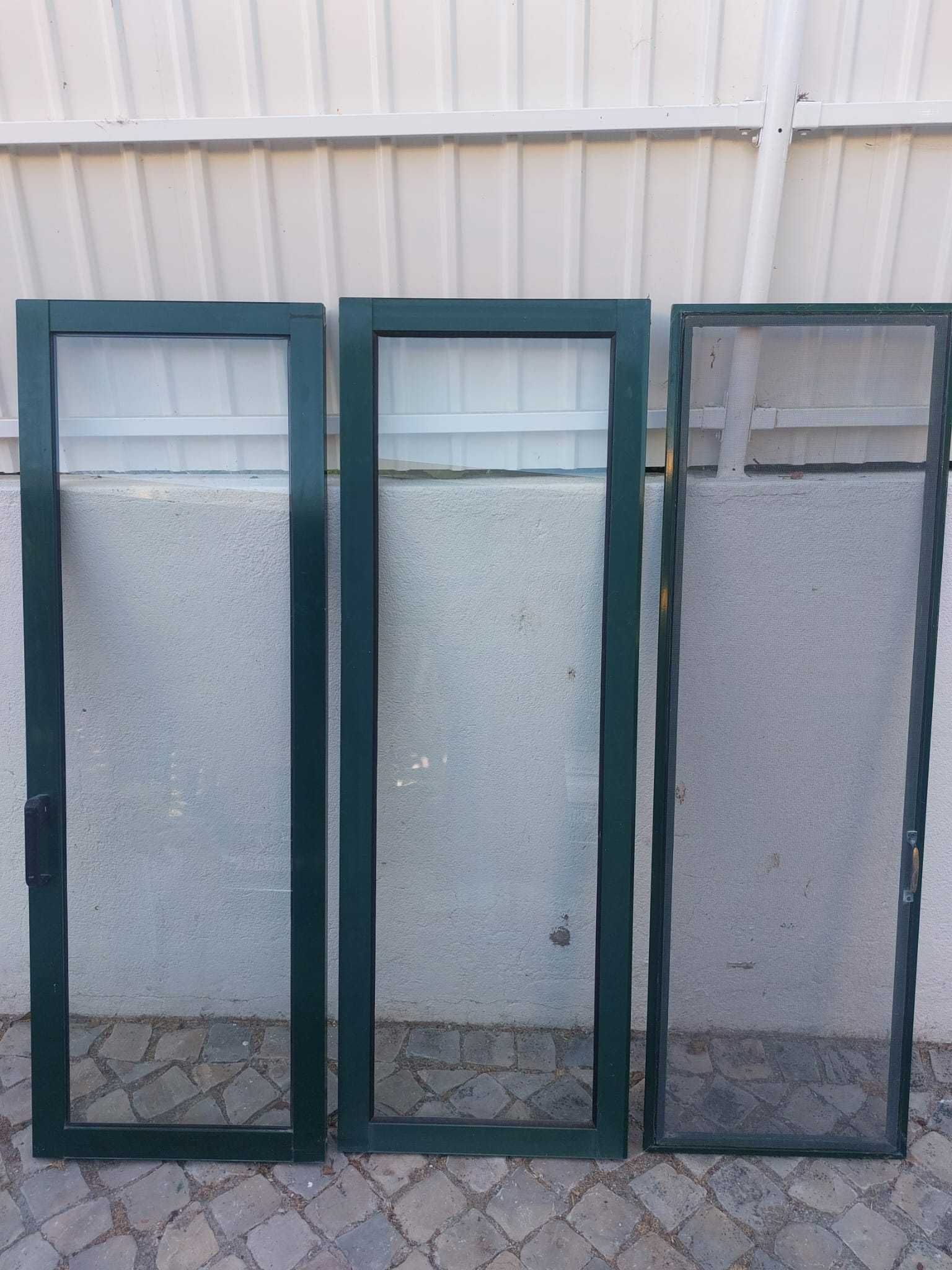 Janela de vidro simples com rede mosquiteira