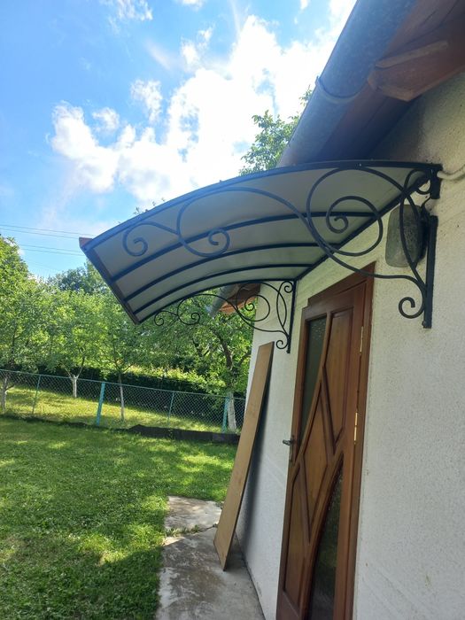 Дашок для будинку над дверима