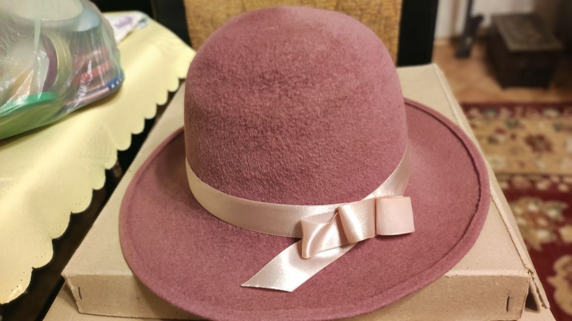 Elegancki kapelusz z wełny firmy Rabionek
