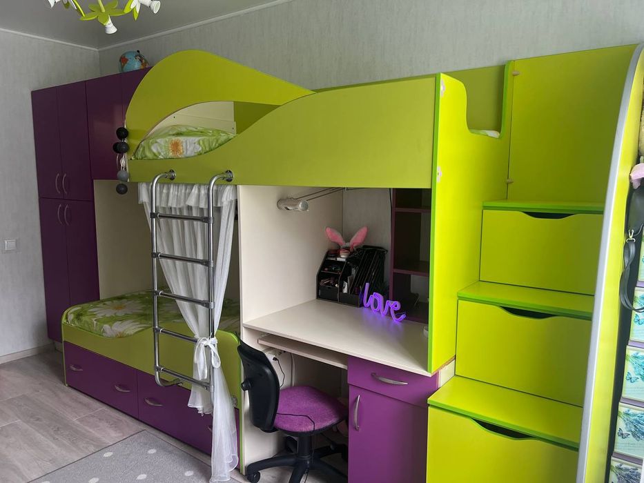 Меблі в дитячу кімнату (ліжка, шафа)