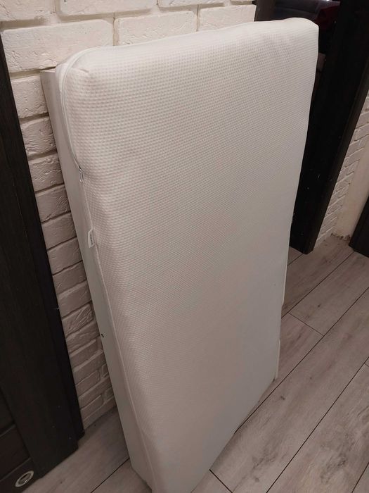 Łóżeczko dziecięce z szufladą i funkcją tapczanika.