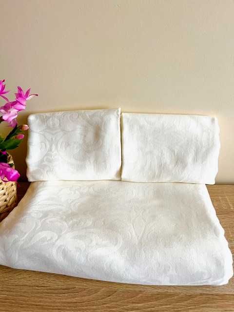 Piękny elegancki komplet pościeli z adamaszku w kolorze wanilii