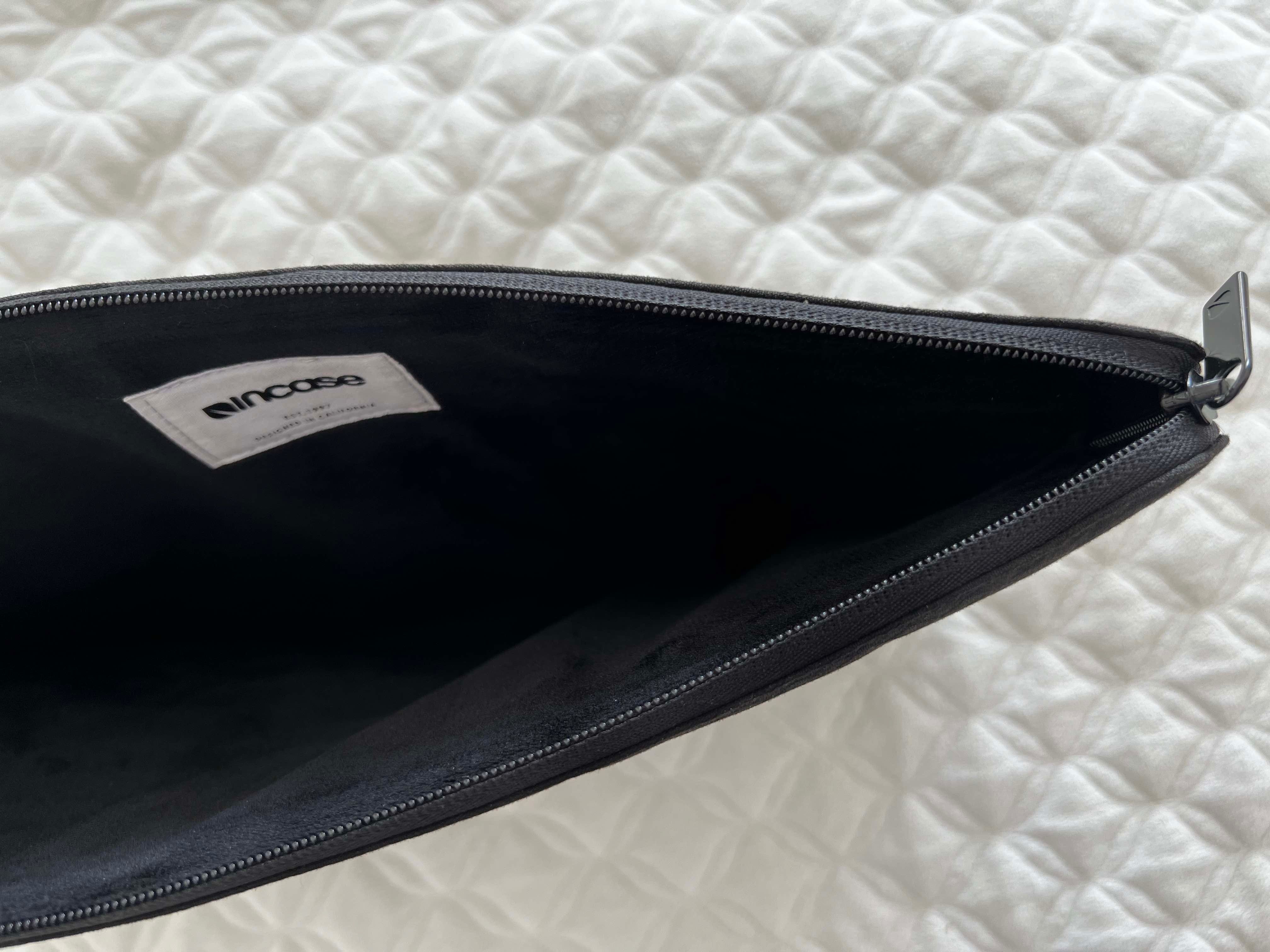 Pokrowiec na laptopa 15" marki Incase, czarny, suwak