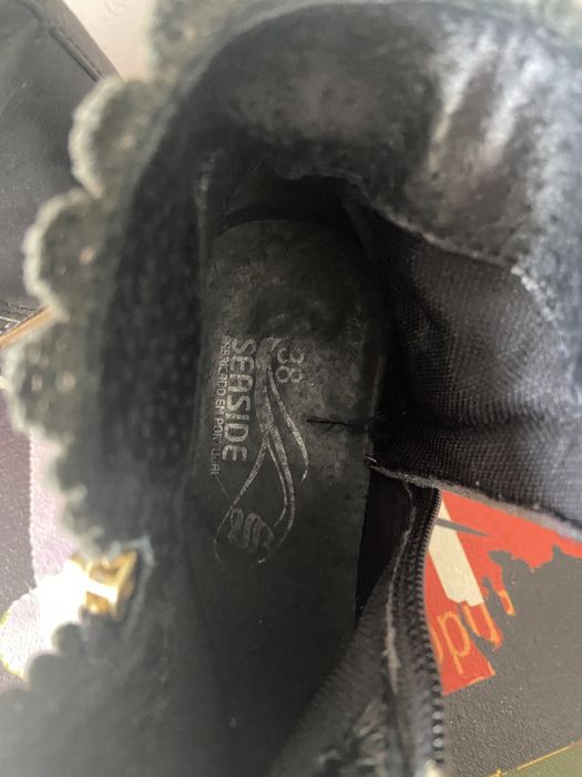 Botins pretos em pele