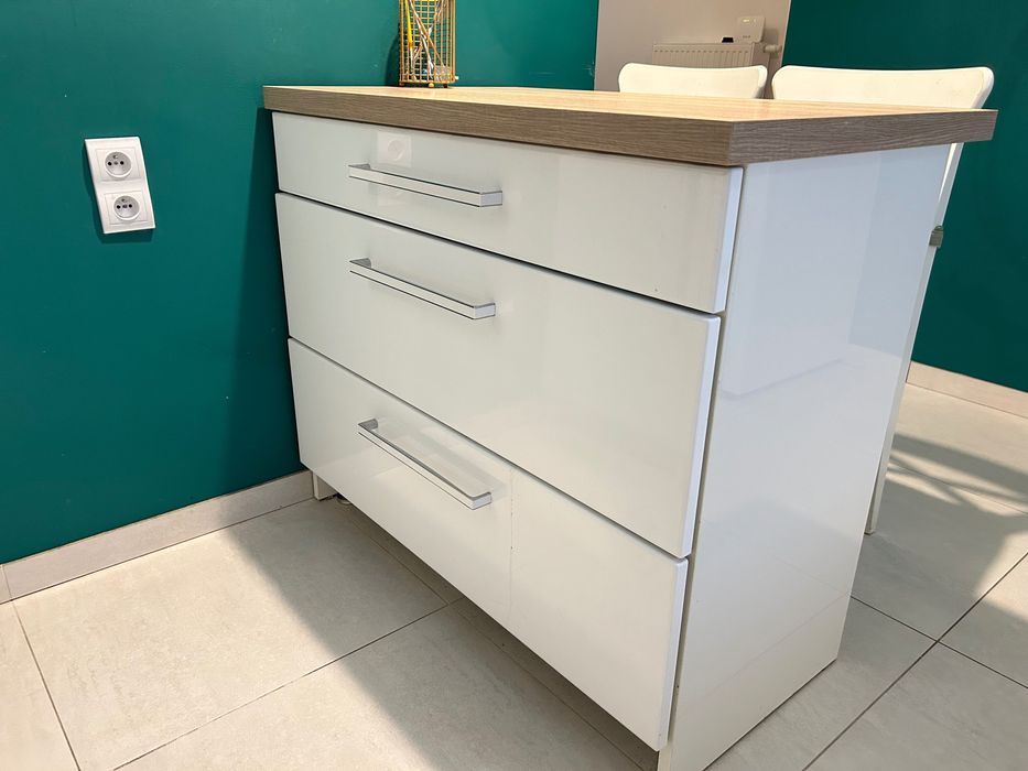 Kuchnia z wyspą kuchenną i krzesłami