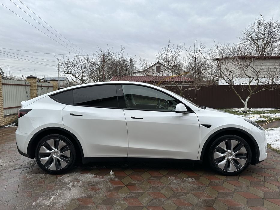 Tesla model Y ціла не биток long range