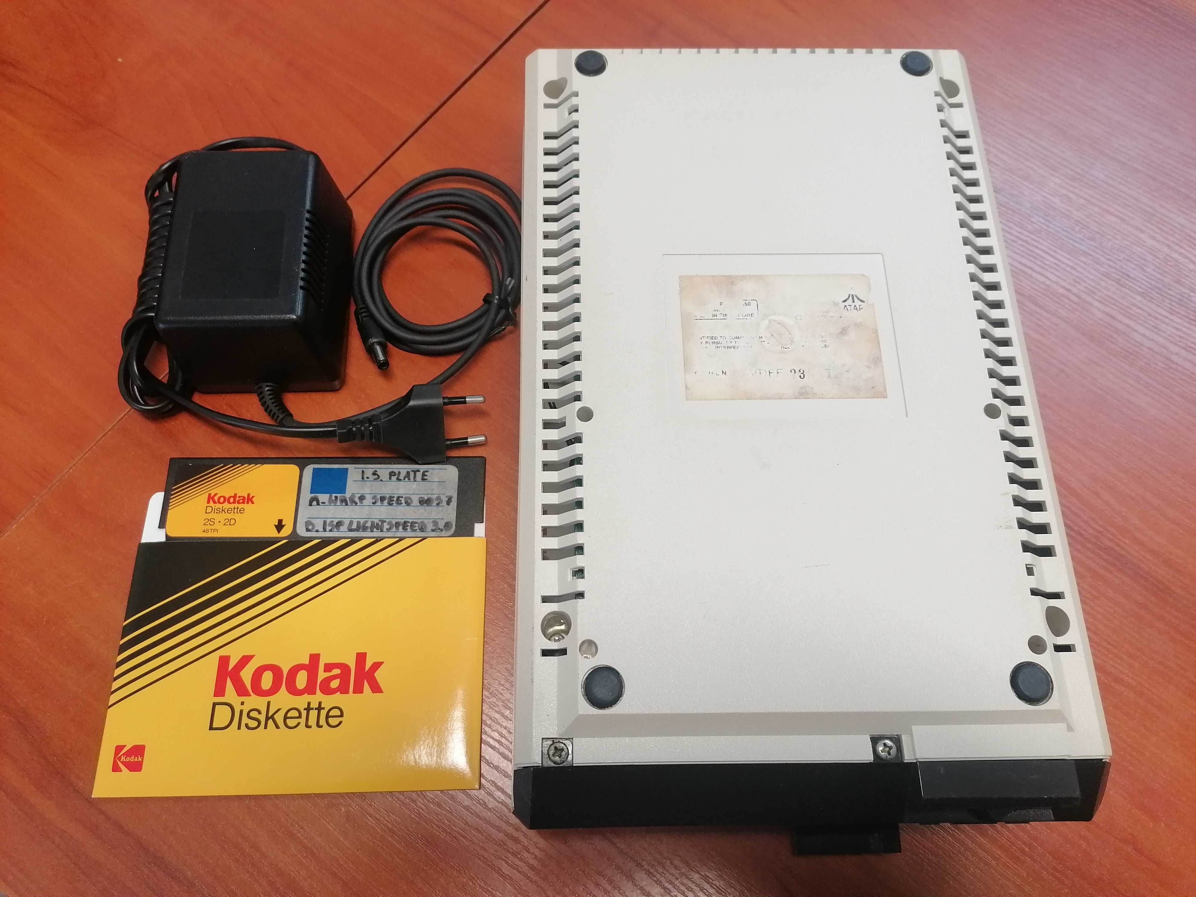 Atari 800 XL + Atari 1050 + Turbo TOMS Multi Drive + SIO + Zasilacz