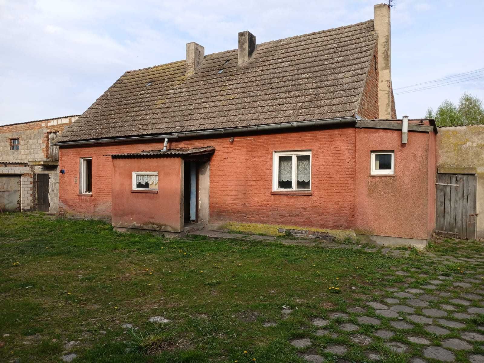 Dom z budynkami gospodarczymi