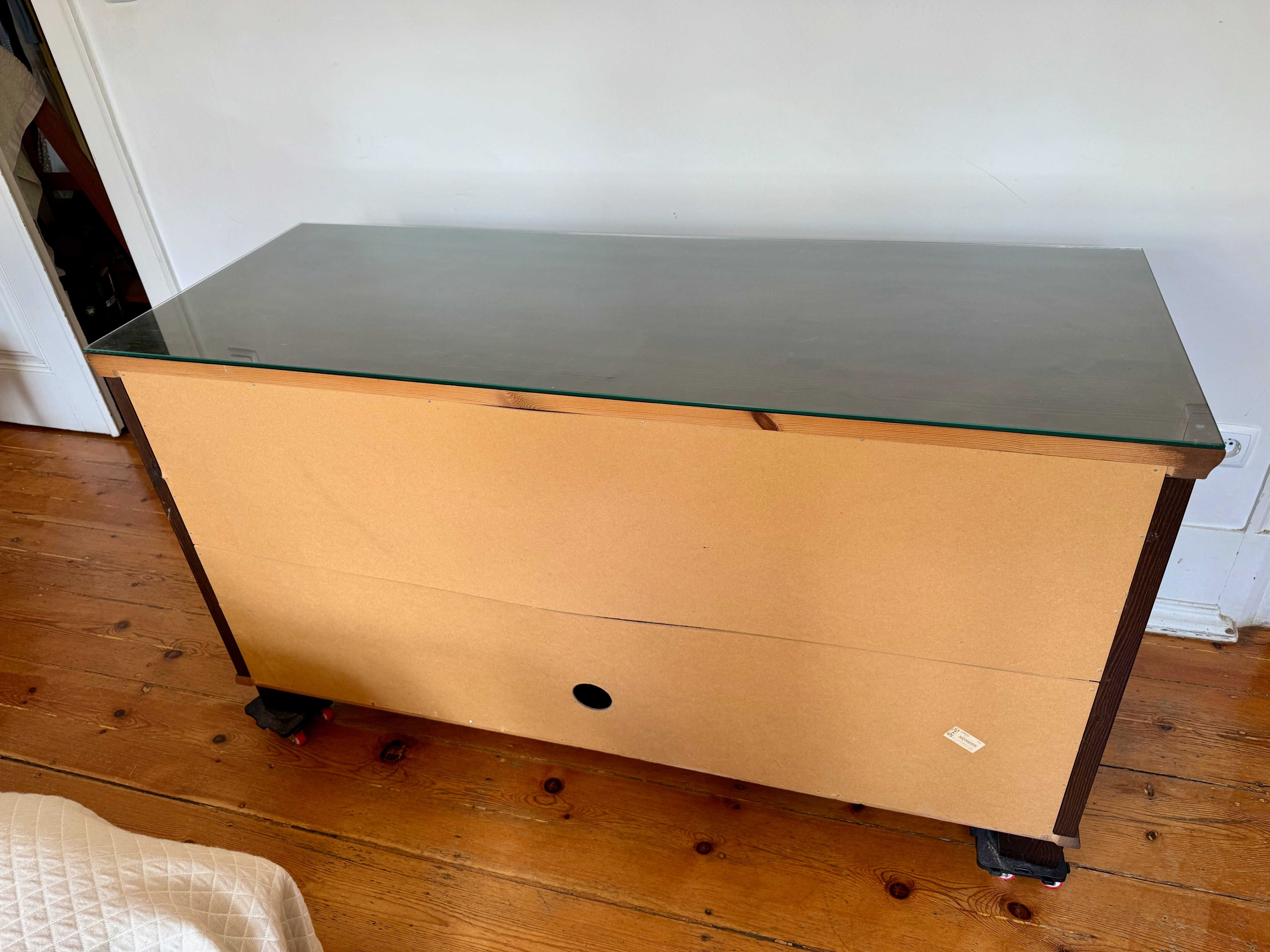 Movel TV IKEA MARKOR (138x53x72), com tampo de vidro