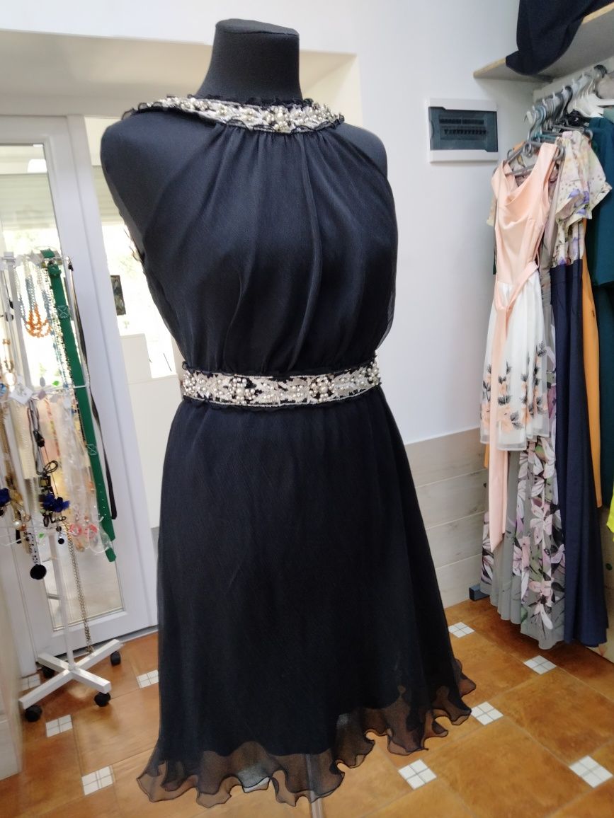 Стильна сукня від Pronovias, оздоблена перлами