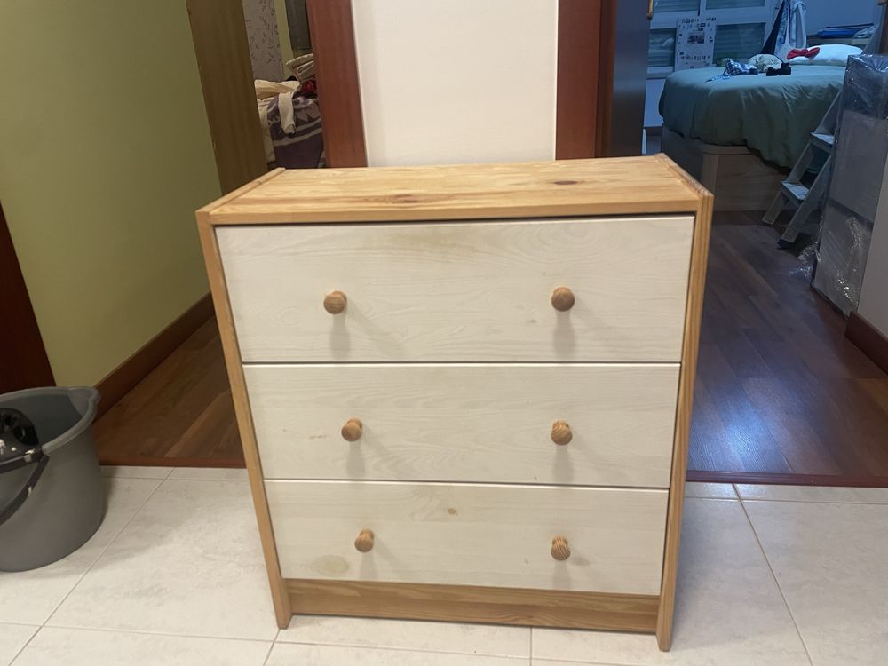 Cómoda de madeira IKEA