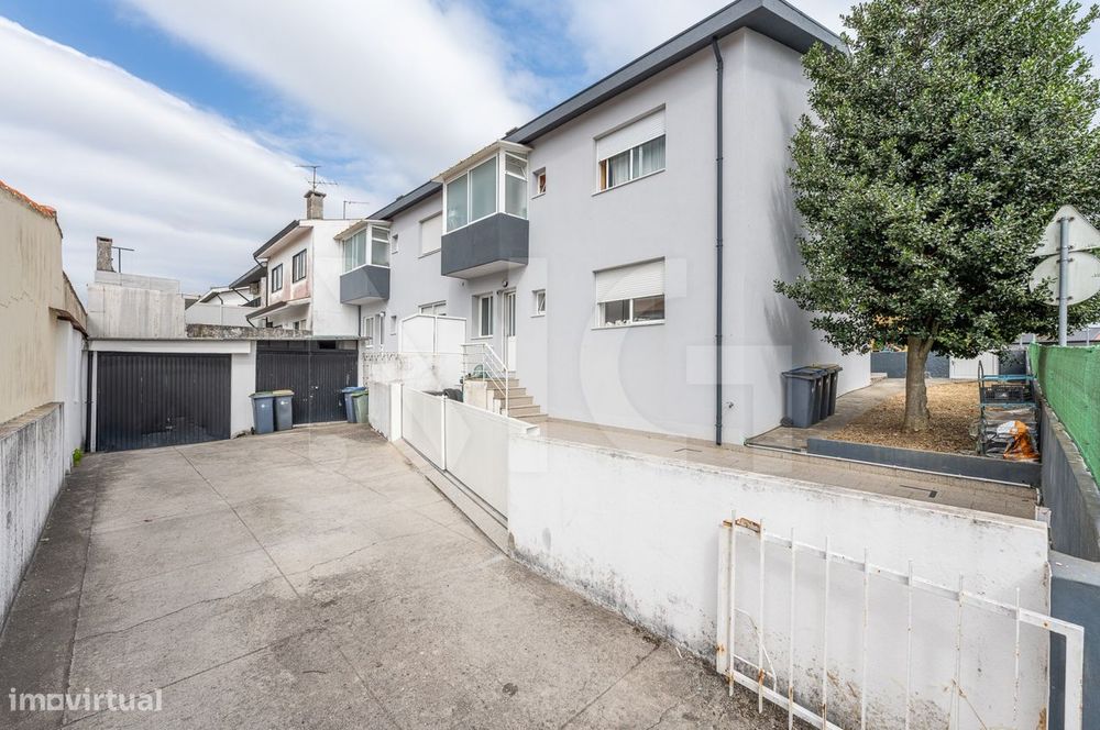 Moradia T4, Transformada em 2 T2, com jardim, pátio e Lugar de Garagem