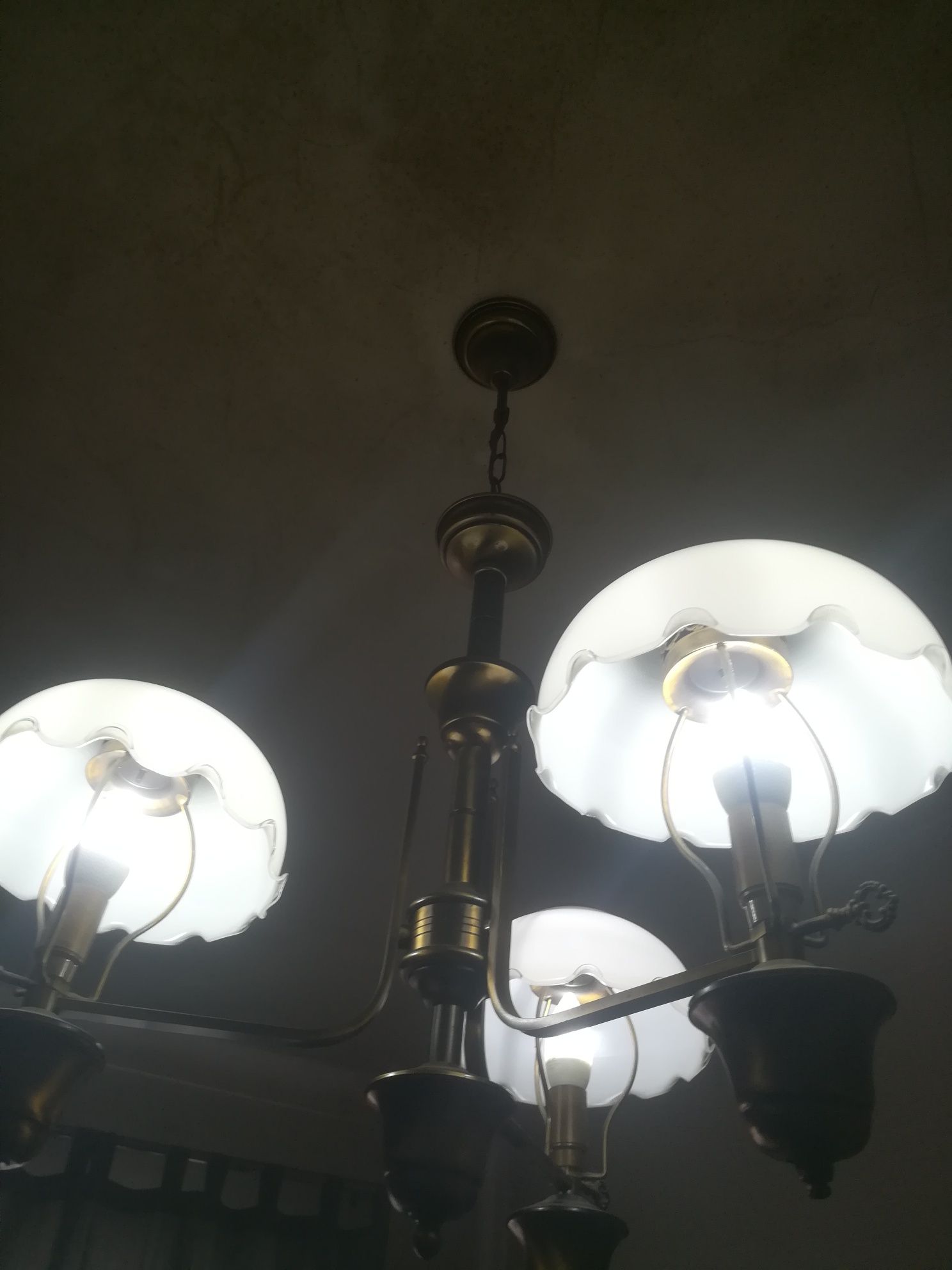 Candeeiro em latão teto 3 lâmpadas com chapéus em louça