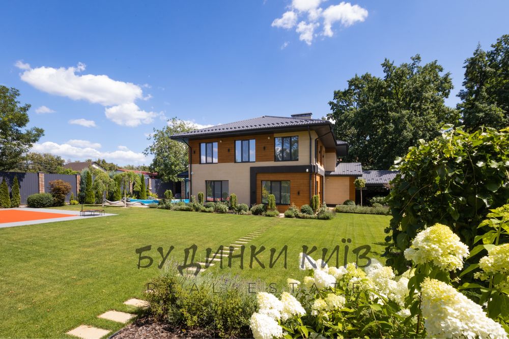 Продаж будинку з дизайнерським ремонтом в м. Київ  ( Чайка )