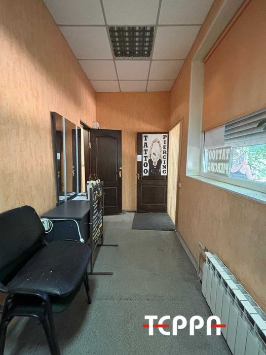 Продаж 2-кімнатної повнометражної квартири під салон краси