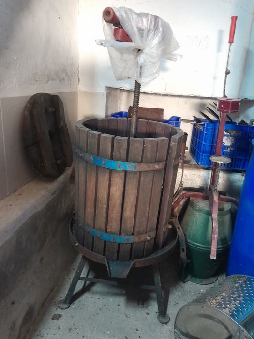 Reservado - Prensa de uva, cuvos, bidons com torneira, colocador de ro