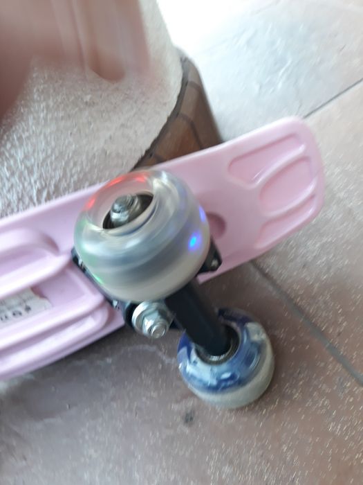 Deskorolka fiszka różowa kółka LED