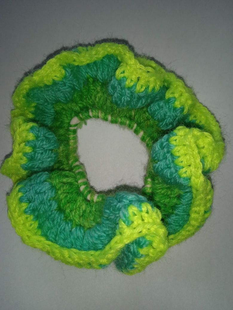 Scrunchie gumka do włosów robiona na szydełku. Frotka.Nowa.